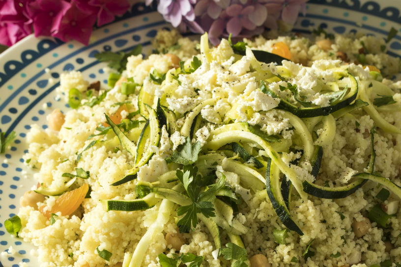 couscous met courgette op bord